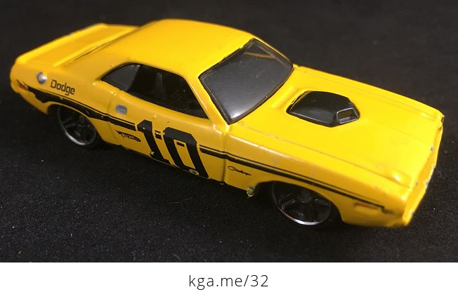 2006 Hot Wheels 1970 Yellow Dodge Challenger 10 Toy Car - #f9VGW8gclfk-2