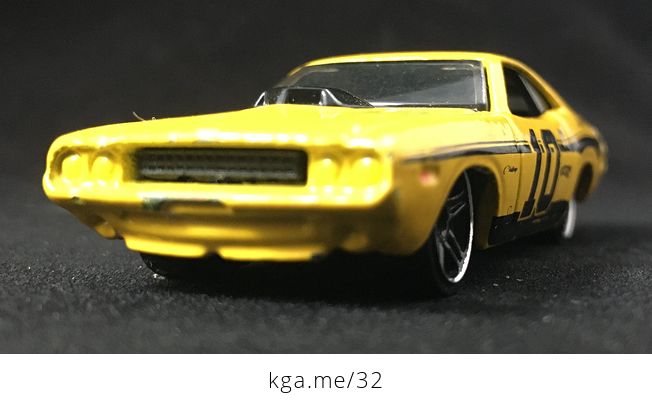 2006 Hot Wheels 1970 Yellow Dodge Challenger 10 Toy Car - #f9VGW8gclfk-4