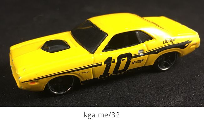 2006 Hot Wheels 1970 Yellow Dodge Challenger 10 Toy Car - #f9VGW8gclfk-1