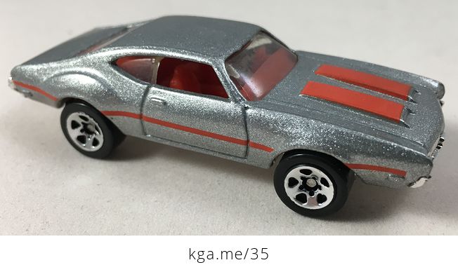 Hot Wheels 1993 Oldsmobile Red on Metallic Silver - #3CBPFwnbkGw-2